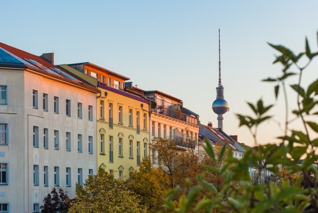 Das Bild zeigt Gebäude in Berlin und symbolisiert das Thema »Immobilien-Schenkung & Wohnrecht«.